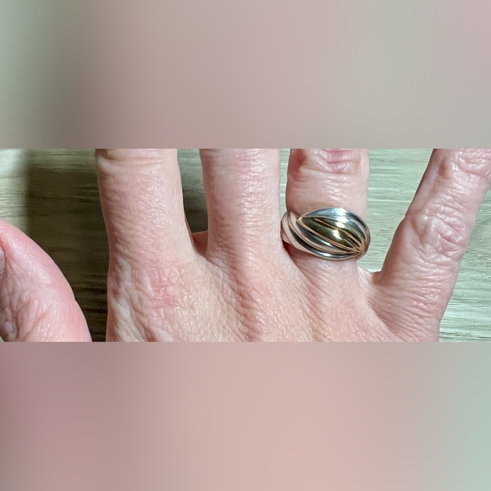 Vintage Designer Signed M. Sterling Silver & 14K Gold Scalloped Ring, Size 6 - Picture 8 of 10